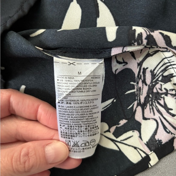 Banana Republic sleeveless floral blouse - Picture 3 of 4